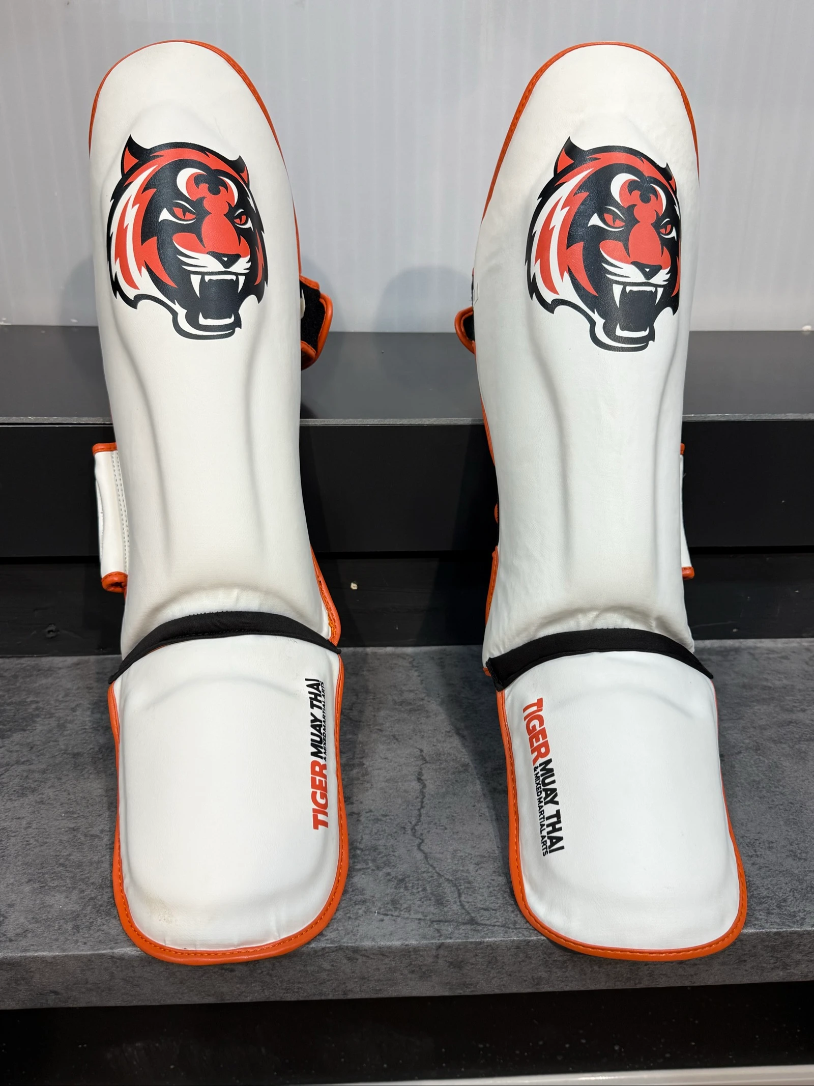 Espinilleras Tiger Muay Thai 